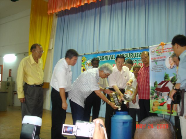 YAB Tuan Lim Guan Eng Ketua Menteri Pulau Pinang melancar program pemungutan minyak masak terpakai pada 24-5-2009